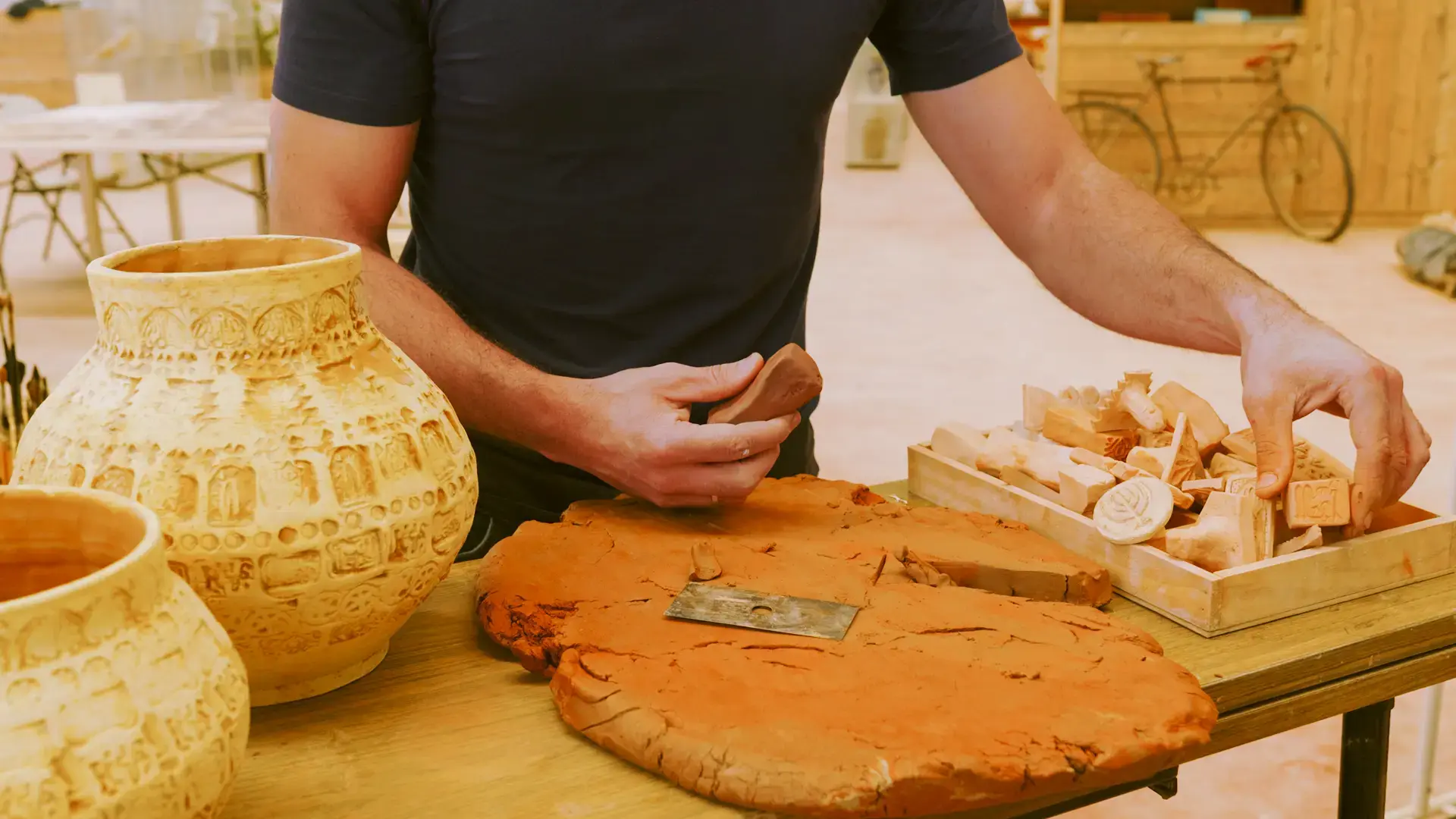 Néstor trabajando la arcilla