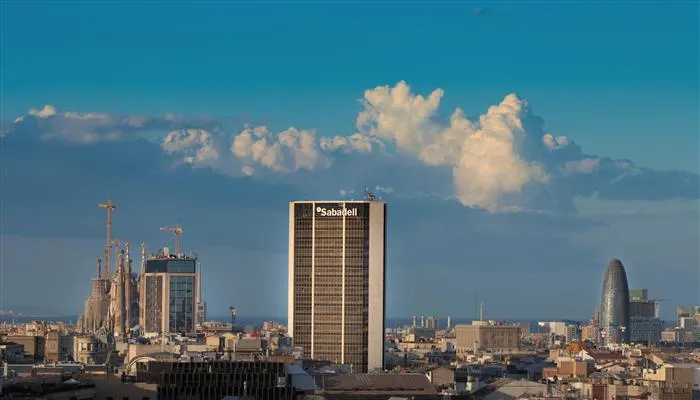 Imagen del edificio de Banco Sabadell en Barcelona, entidad bancaria que ha ayudado a diversas empresas afectadas por el COVID-19.