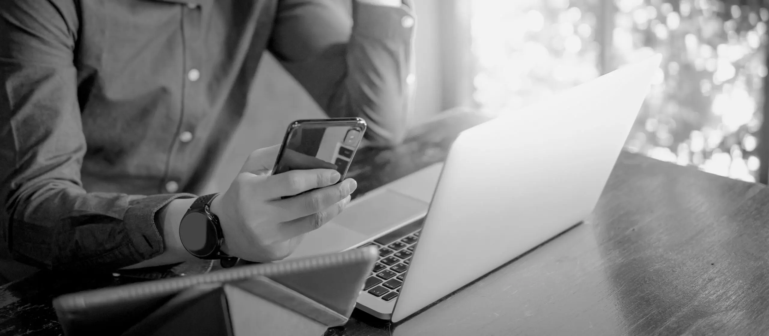 Hombre con smartphone en la mano y trabajando