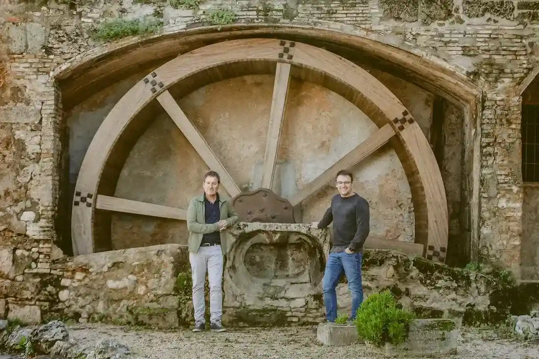 Pere Joan y Jordi, novena generación de la empresa, en uno de los enclaves históricos