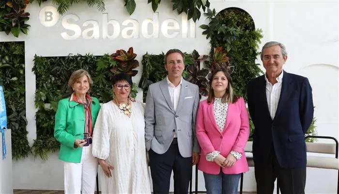 Imagen de la entrega de los aces solidarios en el Barcelona Open Banc Sabadell.