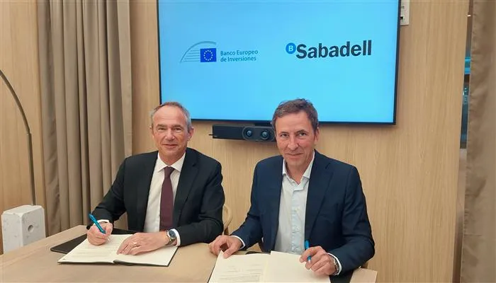 Imagen de los responsables del Banco Sabadell y del Banco Europeo de Inversiones firmando el acuerdo de garantía.
