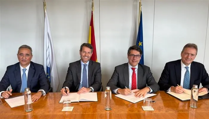 Imagen de los responsables de Grupo Banco Sabadell, BEI e ICO firmando el acuerdo de financiación de pymes y proyectos ecológicos