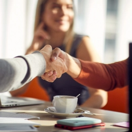 Imagen de las responsables de una mediana empresa contratando el servicio de Banco Sabadell.