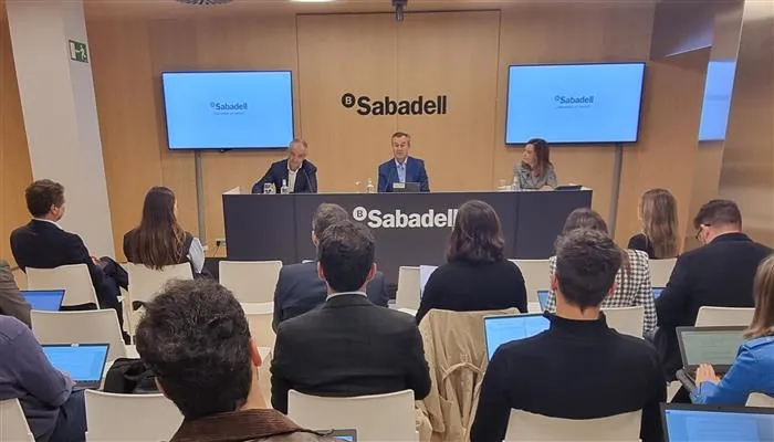 Imagen de la reunión del lanzamiento de la cuenta online con remuneración del Banco Sabadell