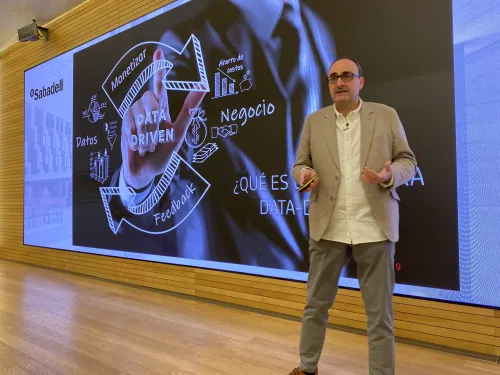  Image of Raul Cruces speaking about the importance of data in AI.
