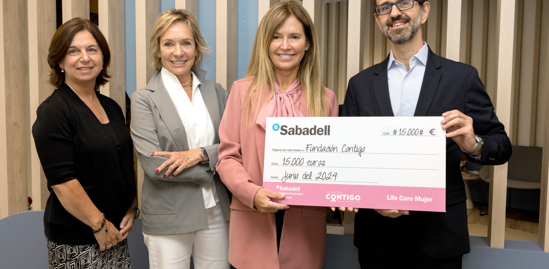 Imagen de la donación de Banco Sabadell a la Fundación Contigo contra el cáncer de mama.