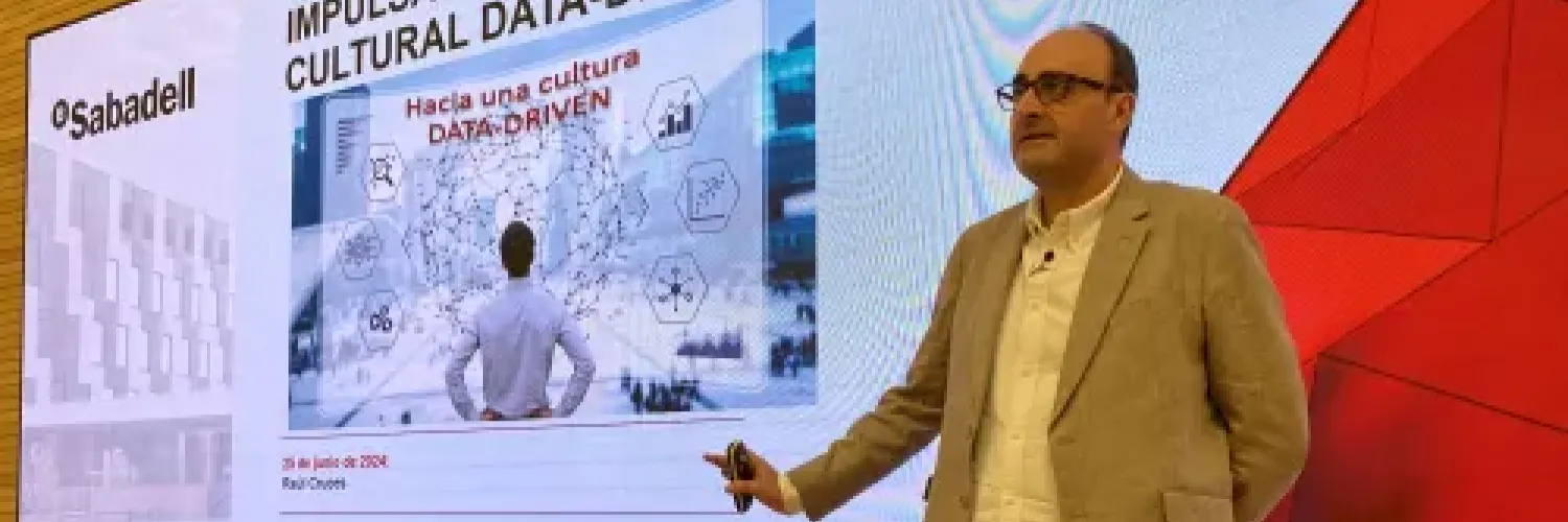 Imagen de Raúl Cruces hablando sobre inteligencia artificial en Banco Sabadell