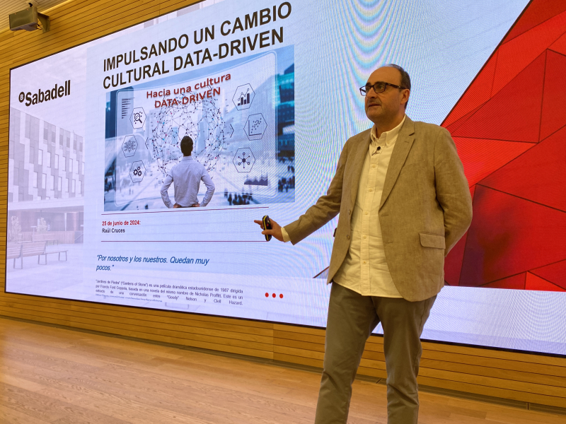 Image of Raúl Cruces speaking on artificial intelligence
