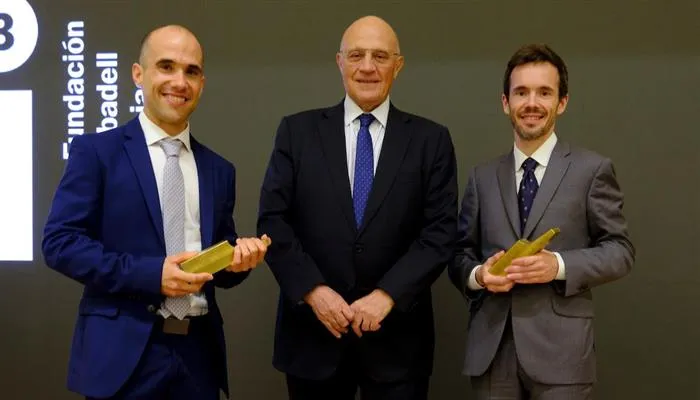 Photo of researchers Manuel Valiente and Juan Miguel Morales given an award by the Banco Sabadell Foundation for their work in biomedicine and chemistry
