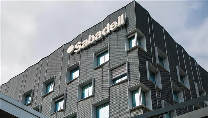 Image of a branch of Banco Sabadell, which obtained good results in the first half of 2022