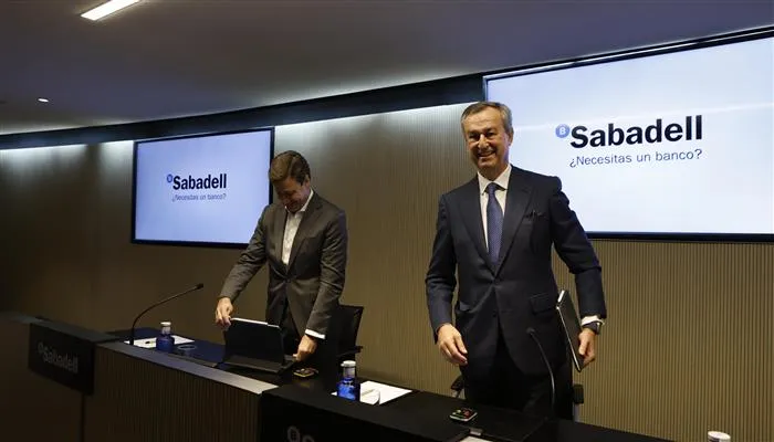 Imagen de los responsables comunicando los resultados en el tercer trimestre de 2023 de Banco Sabadell. 