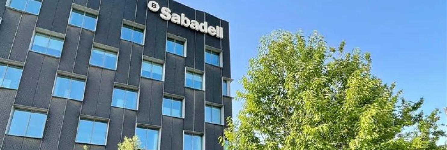 Image of a branch of Banco Sabadell, an institution that adheres to the alliance for carbon accounting in the financial sector.