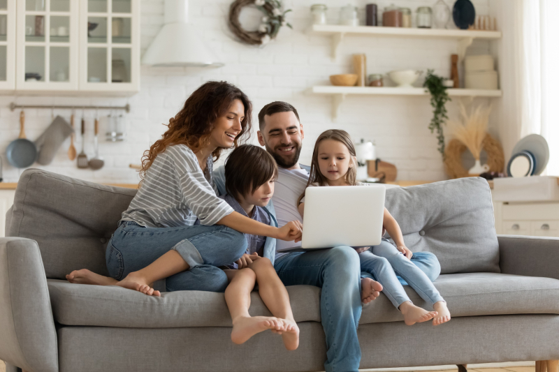 Imagen de una familia siguiendo los consejos sobre seguridad online de Banco Sabadell